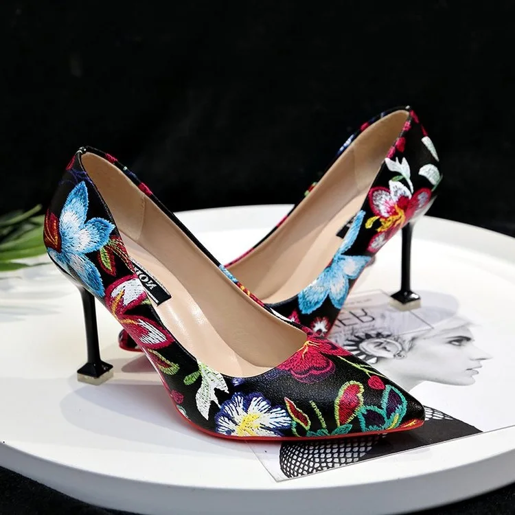 

Fine Floral Pointed High-heeled Shoes Ol Embroidered