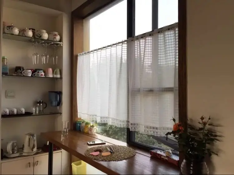 Белая фотография с выгоревшей кружевной маленькой клетчатой вафельной