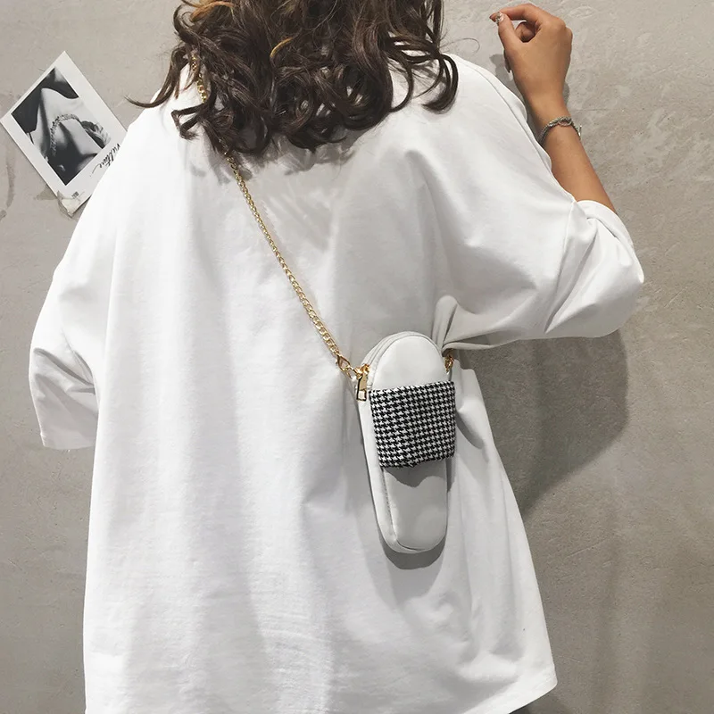 

Slippers female package 2019 Summer new fashion personality hit the color grid package is a mini chain bag.