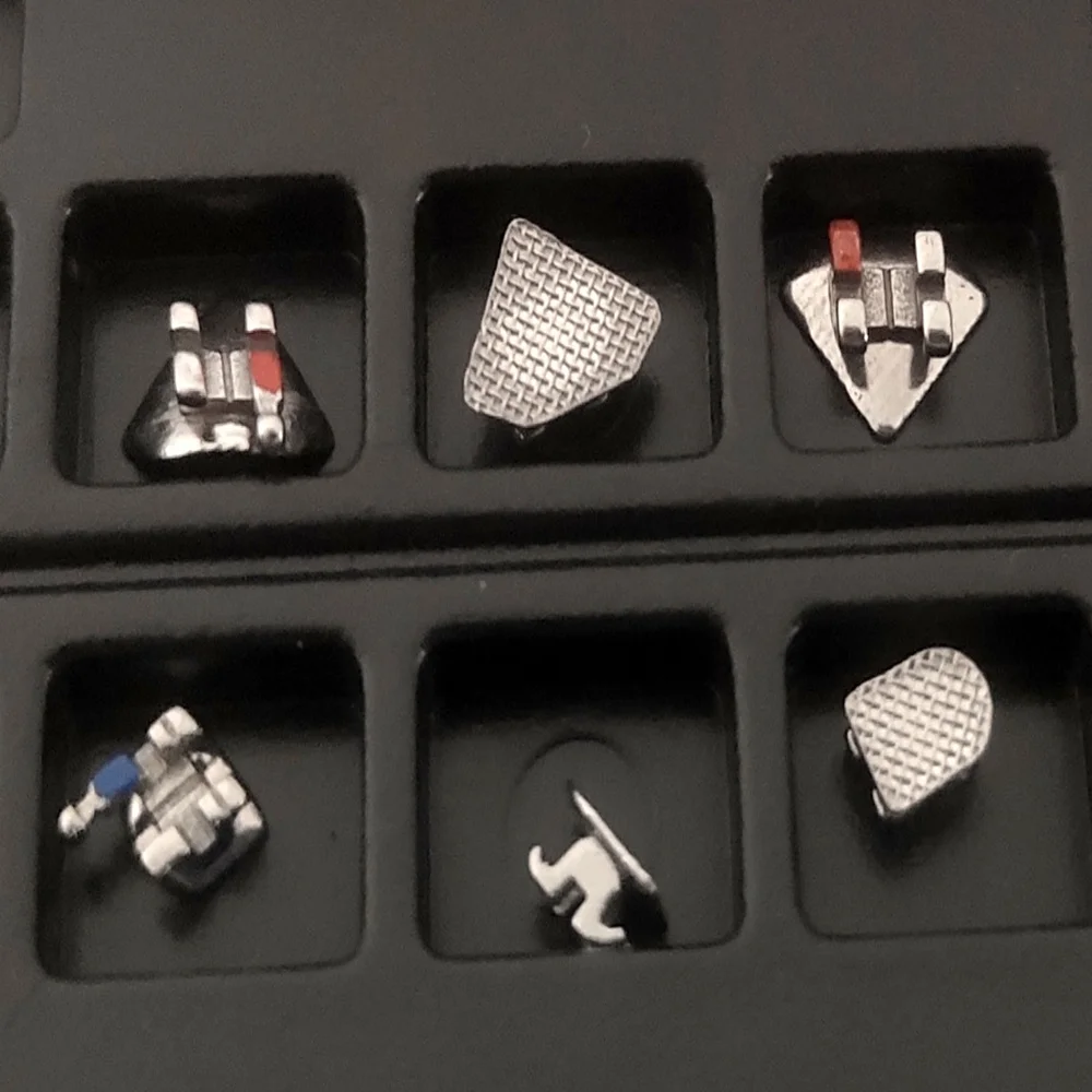 Рисунок 2 - Стоматологические Ортодонтические металлические скобы