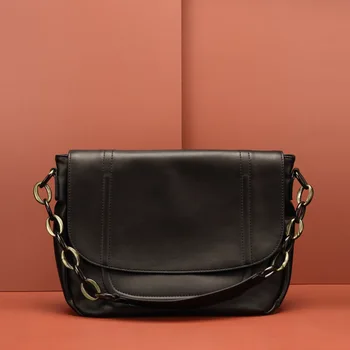 

Leather Women's Pure Black Flip Texture Shoulder Slung Stray Chain Bulk Bag