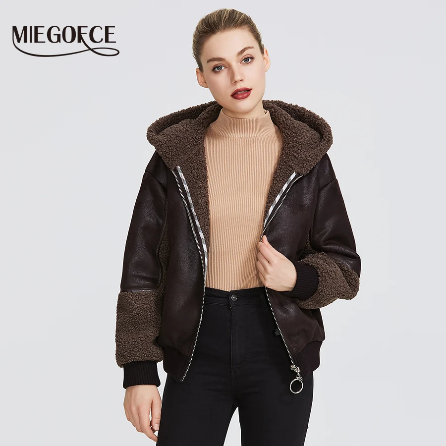 Beste Miegofce 2019 Nieuwe Winter Vrouwen Collection Faux Fur Jas Vrouwen Schapenvacht Jas Stijl Ongebruikelijke Kleuren Knielange Winddicht kap