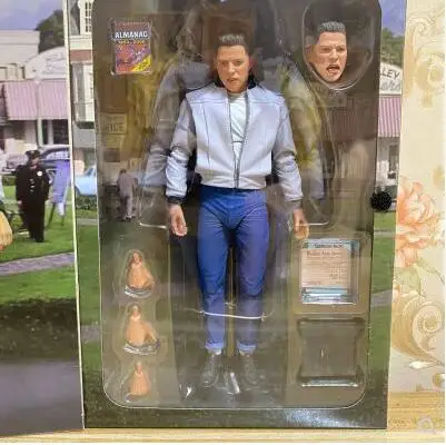 백 투 더 퓨처의 상징적인 닥터 브라운과 마티 맥플라이가 놀라운 액션 피규어로 부활!