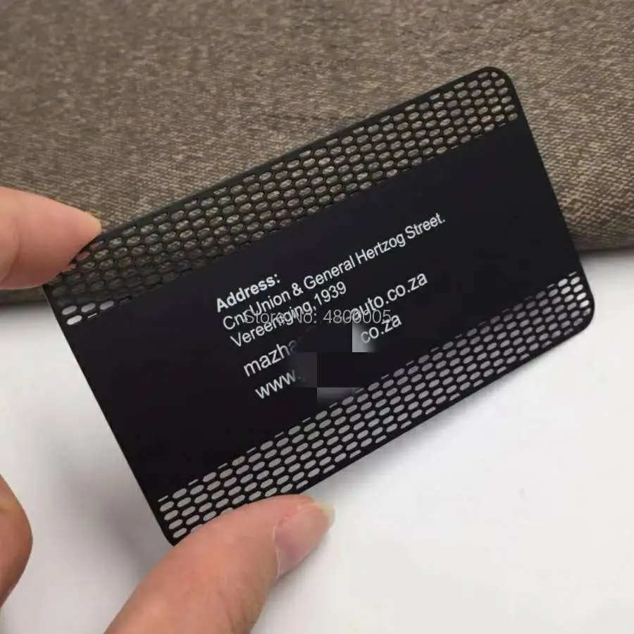 Карточка из темного металла вырезанные маленькие отверстия CMYK шелковая печать
