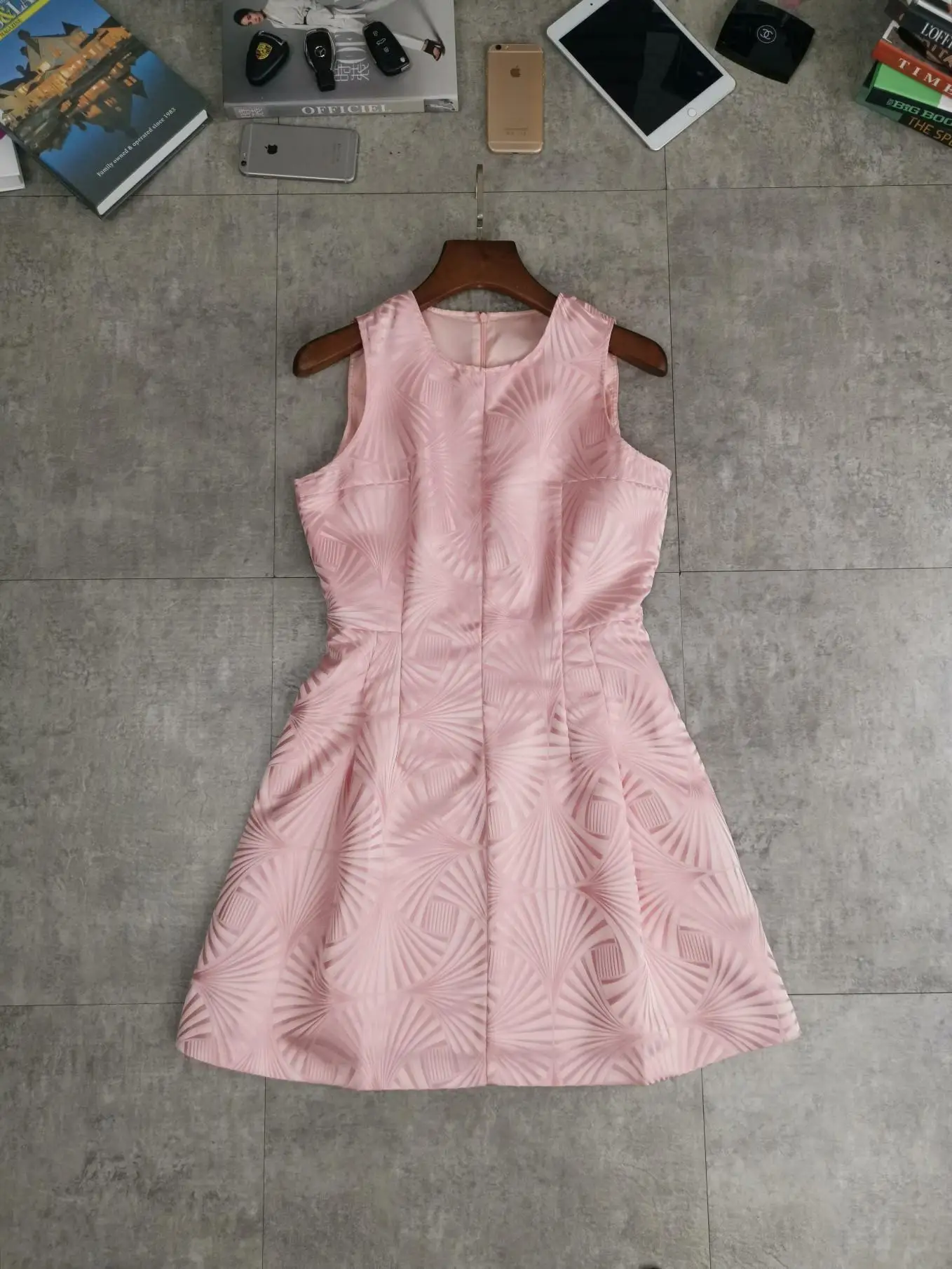 Летом года новое жаккардовое платье-рубашка без рукавов, подчеркивающее тонкую талию