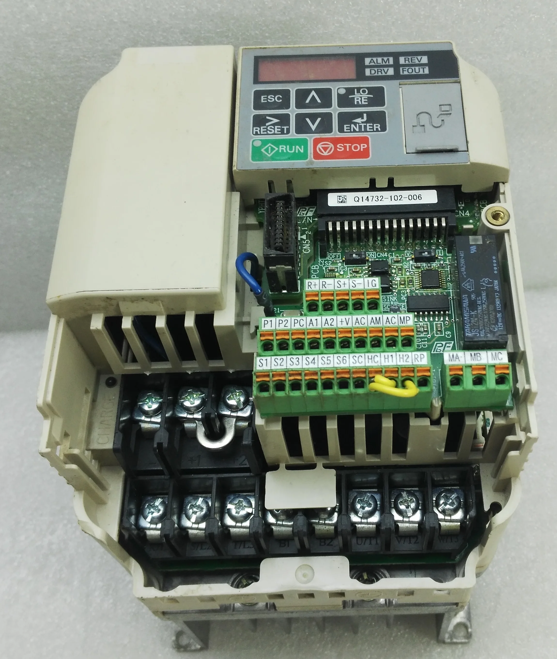 Спот цена б/у однофазный 220V 1,5/2.2KW инвертор CIMR-VCBA0010BAA посылка