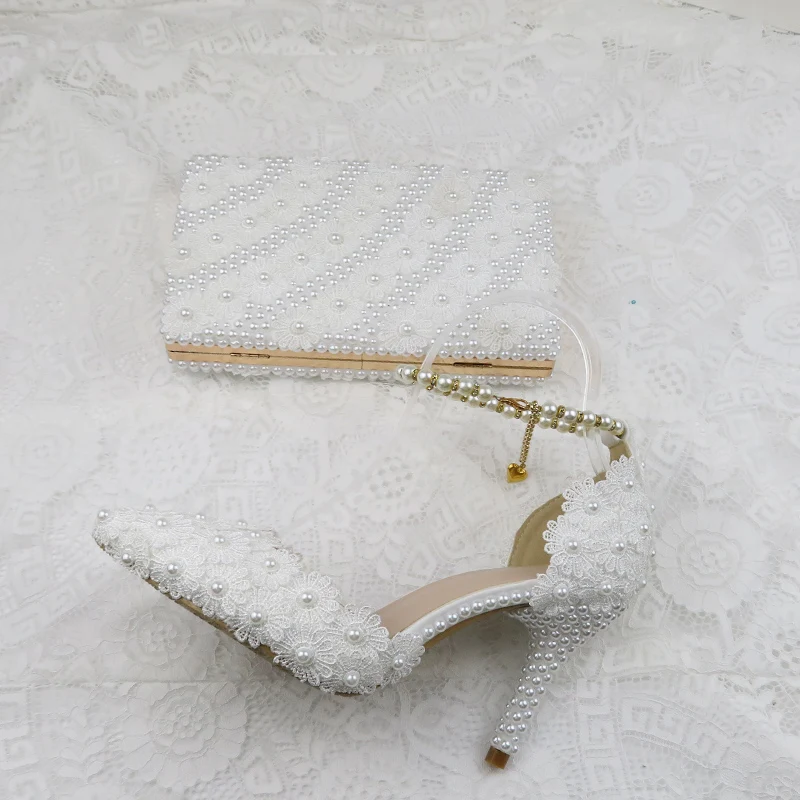 Модные свадебные туфли на высоком каблуке с кружевным цветком и сумочкой в комплекте; женские вечерние туфли с острым носком и ремешком на щиколотке и сумочка в комплекте; обувь с жемчугом