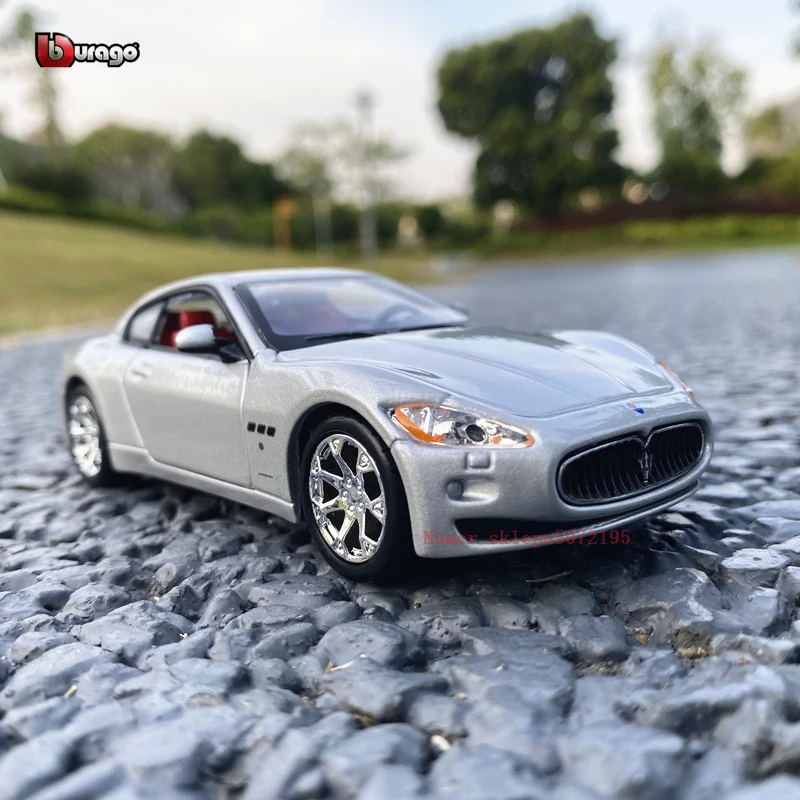 

Bburago 1:32 2008 Maserati Simulation alloy car model plexiglass dustproof display base packaging series Collect gifts toy