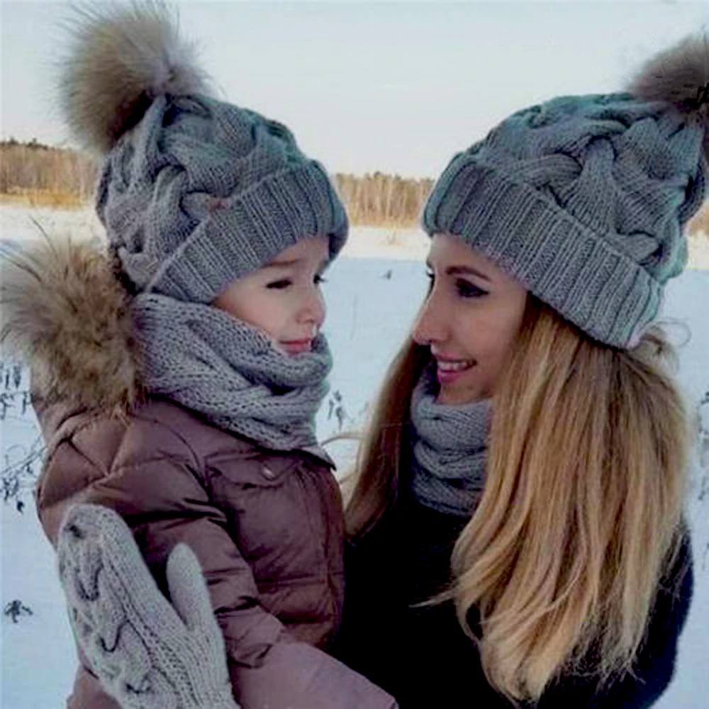 Комплект из 2 предметов; зимняя теплая шапка для мамы, дочки и сына; семейная вязаная шапка с меховым помпоном