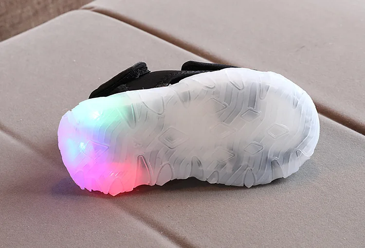 LED босоножки Girls Sandals 2021 New Summer Boys Beach Shoes Children Baby Cruella Non-slip Popular Breathable and Refreshing
