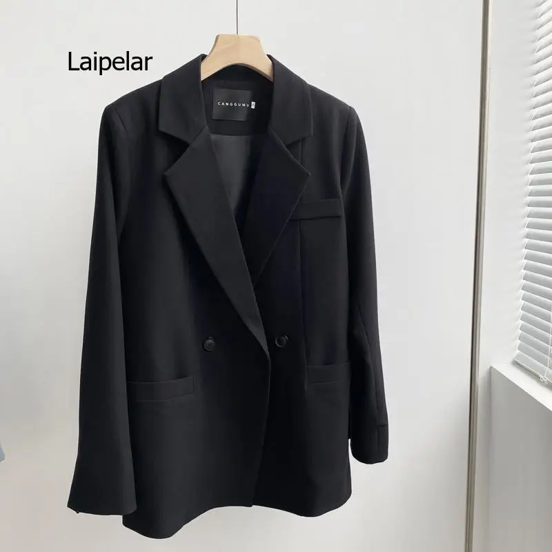 Рисунок 3 - Женская двубортная куртка с карманами