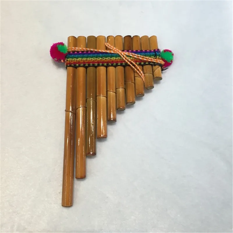 Южно-американский музыкальный инструмент Индиана флейта Пана Перу panflute яркий цвет