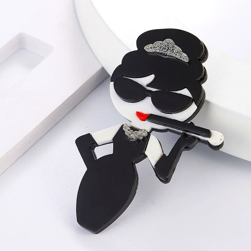 

Fashion Women With Cigarette Holder Acrylic Brooches And Pins Badges Big Resin Cute Lady Tobacco Pipe Scarf Buckle Girls Gifts