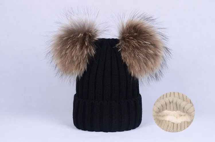 black fleece Милые двойные помпоны из натурального меха енота для женщин и детей, вязаные шапочки, Детские шапочки для девочек и мальчиков, флисовые колпачки Skullies, капот Gorro - Цвет: black fleece