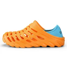 Мужская обувь с отверстиями; удобная Легкая пляжная обувь на мягкой подошве; Мужские дышащие дорожные сандалии; большие размеры