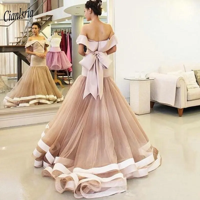 Champagne Off The Shoulder Korte Mouw Mermaid Avondjurk Grote Boog Tiered Rok Formele Avond Party Jurken Robe De Mariee Champagne Off The Shoulder Korte Mouw Mermaid Avondjurk Grote Boog Tiered Rok Formele Avond Party Jurken Robe De Mariee