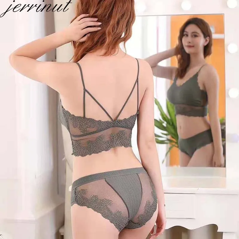 Комплект женского кружевного нижнего белья с бюстгальтером пуш-ап и трусиками |