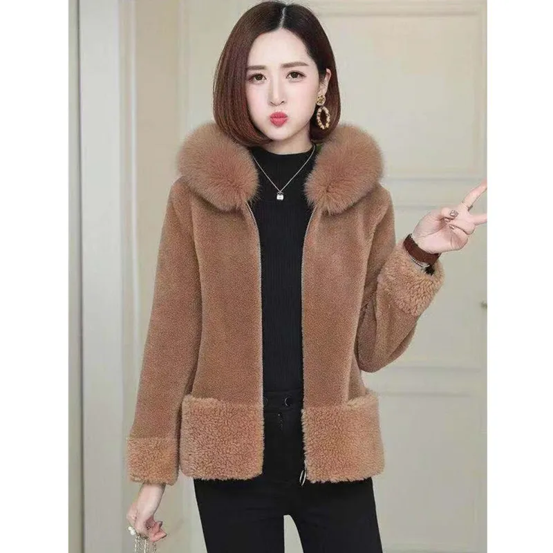 Dark brown UHYTGF искусственный Лисий меховой воротник осень зима шуба женская качественная овечья стрижка Повседневная теплая короткая куртка с капюшоном 3XL размера плюс пальто 1019 - Цвет: Dark brown