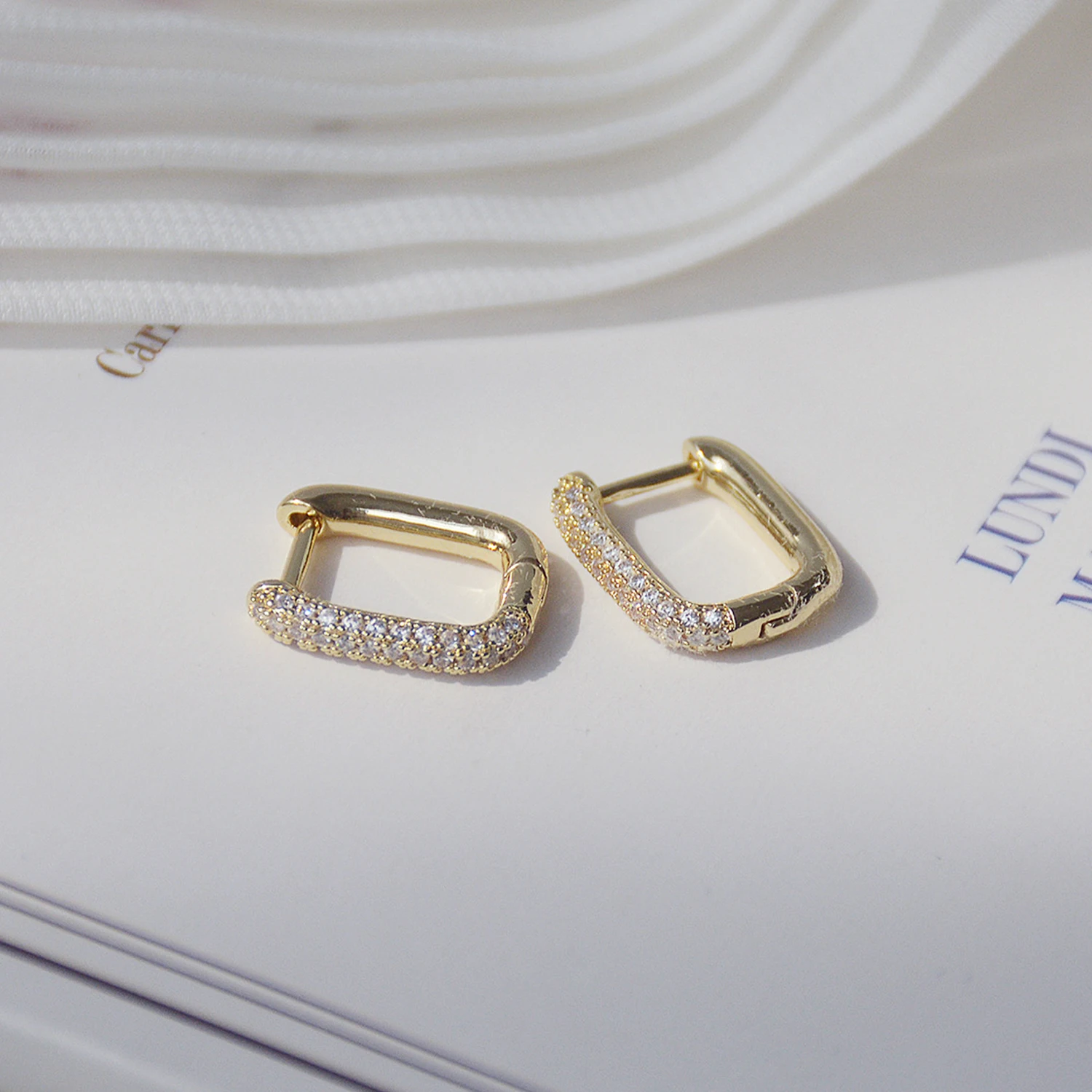 Femme 포장 상감 지르코니아 고품질 라운드 귀걸이 Bijoux 펜던트에 대한 새로운 간단한 절묘한 14K 도금 골드 귀 클립 귀걸이