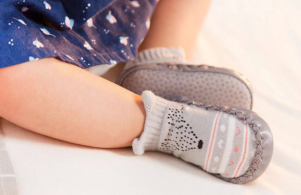 Нескользящие носки с рисунком для новорожденных девочек и мальчиков; тапочки с колокольчиками; удобные домашние детские кроссовки