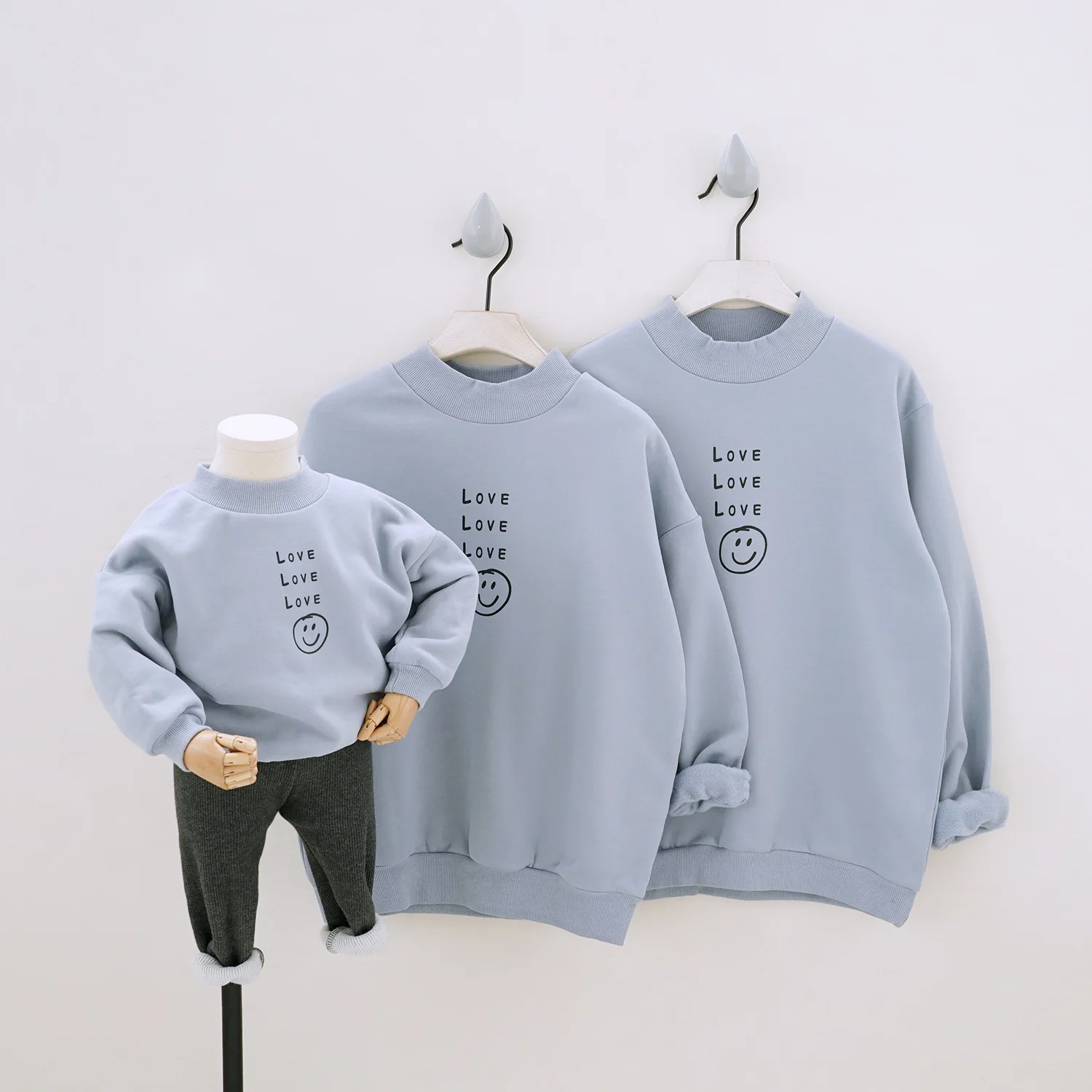 Трендовые зимние теплые бархатные одинаковые комплекты для семьи детские топы со смайликом футболки для всей семьи костюм для мамы и папы одежда INS