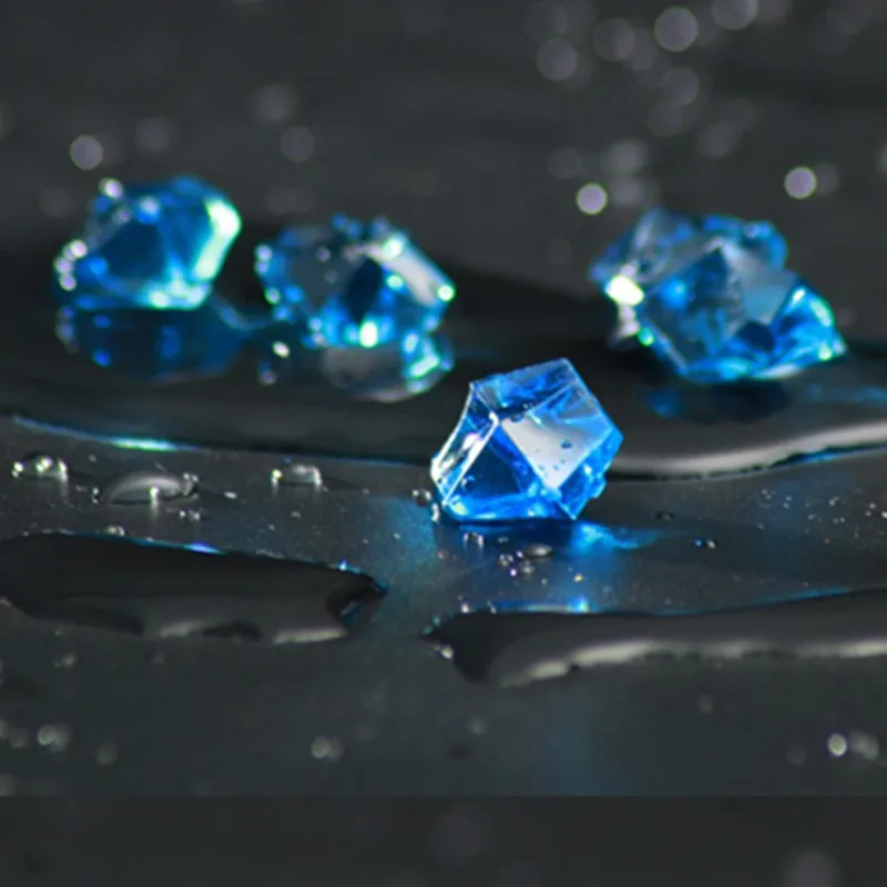 Иней на камнях. Ледяные камушки. Камни на пляже. Голубая льдинка. Камни в снегу.