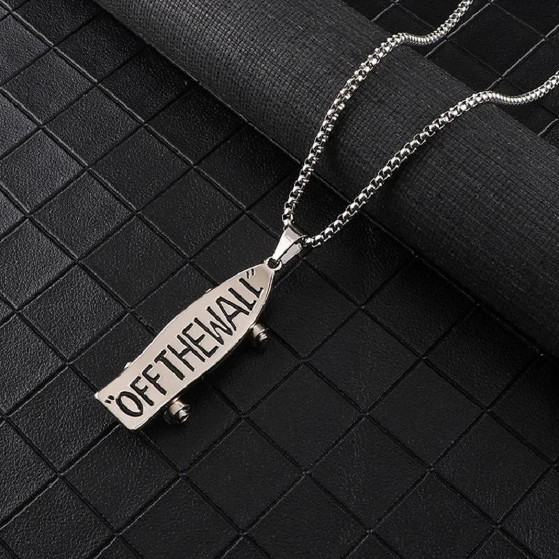 Collar con Colgante de Patineta con el Eslogan "OFF THE WALL" (Acero Inoxidable) Hd092c943c30d403ca5258ae33dfc364fU