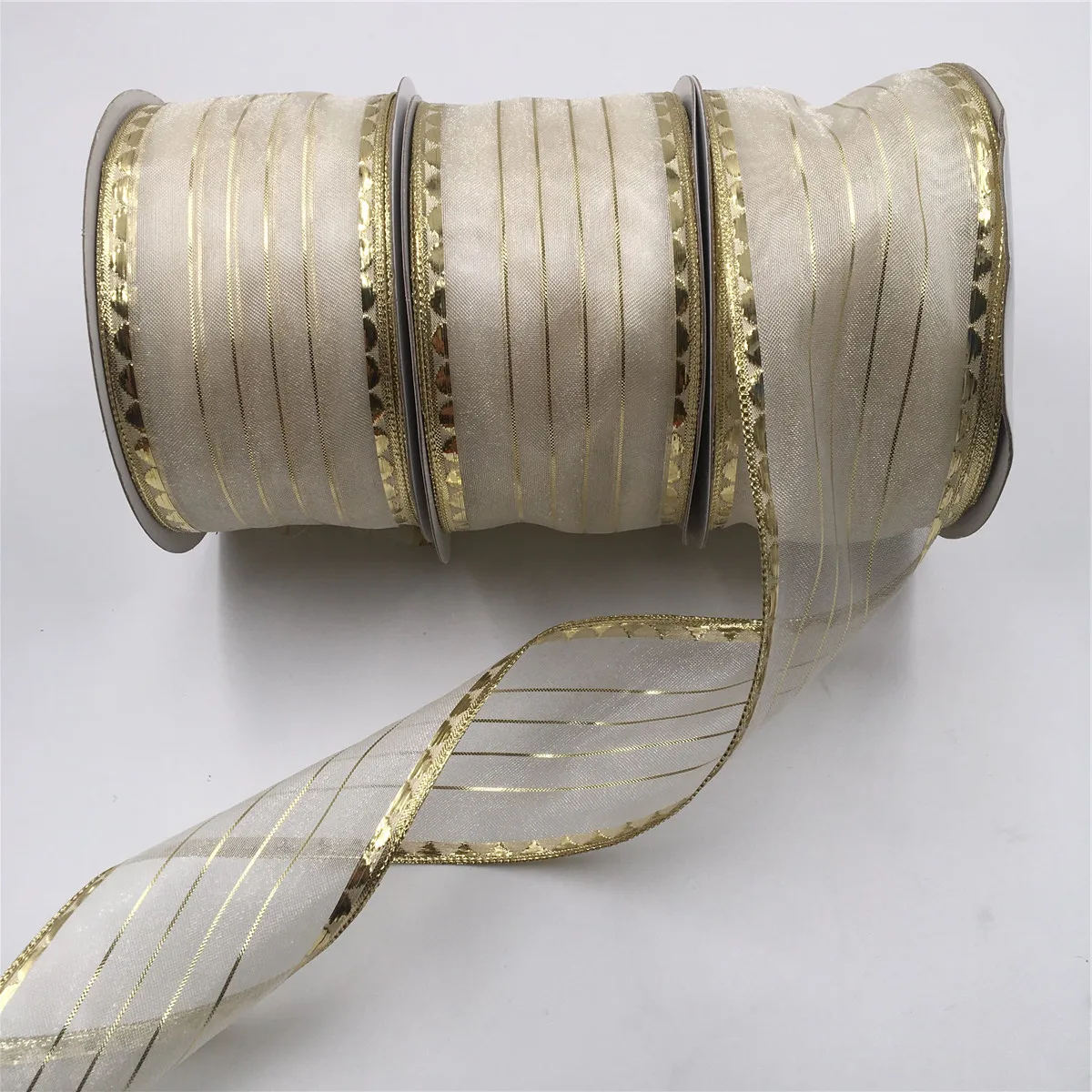 

25YARDS 63MM Wired Edge White Organza Ribbon Gold Lurex Edge for Birthday Decoration Chirstmas Gift DIY Wrapping 2-1/2" N2119