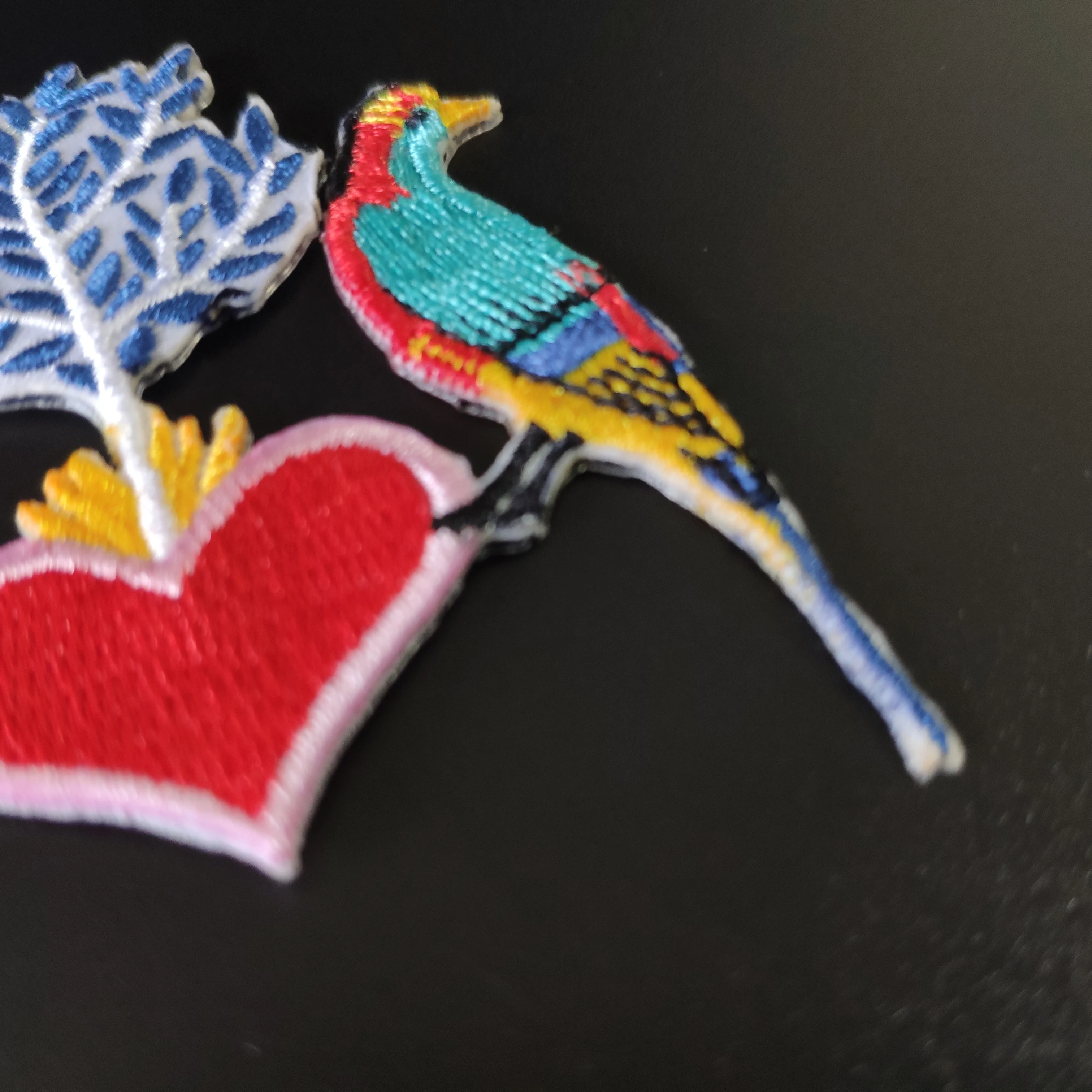 Одежда Сделай Сам Вышивка Железо на пластыре дело с ним птицы Сердце цветок