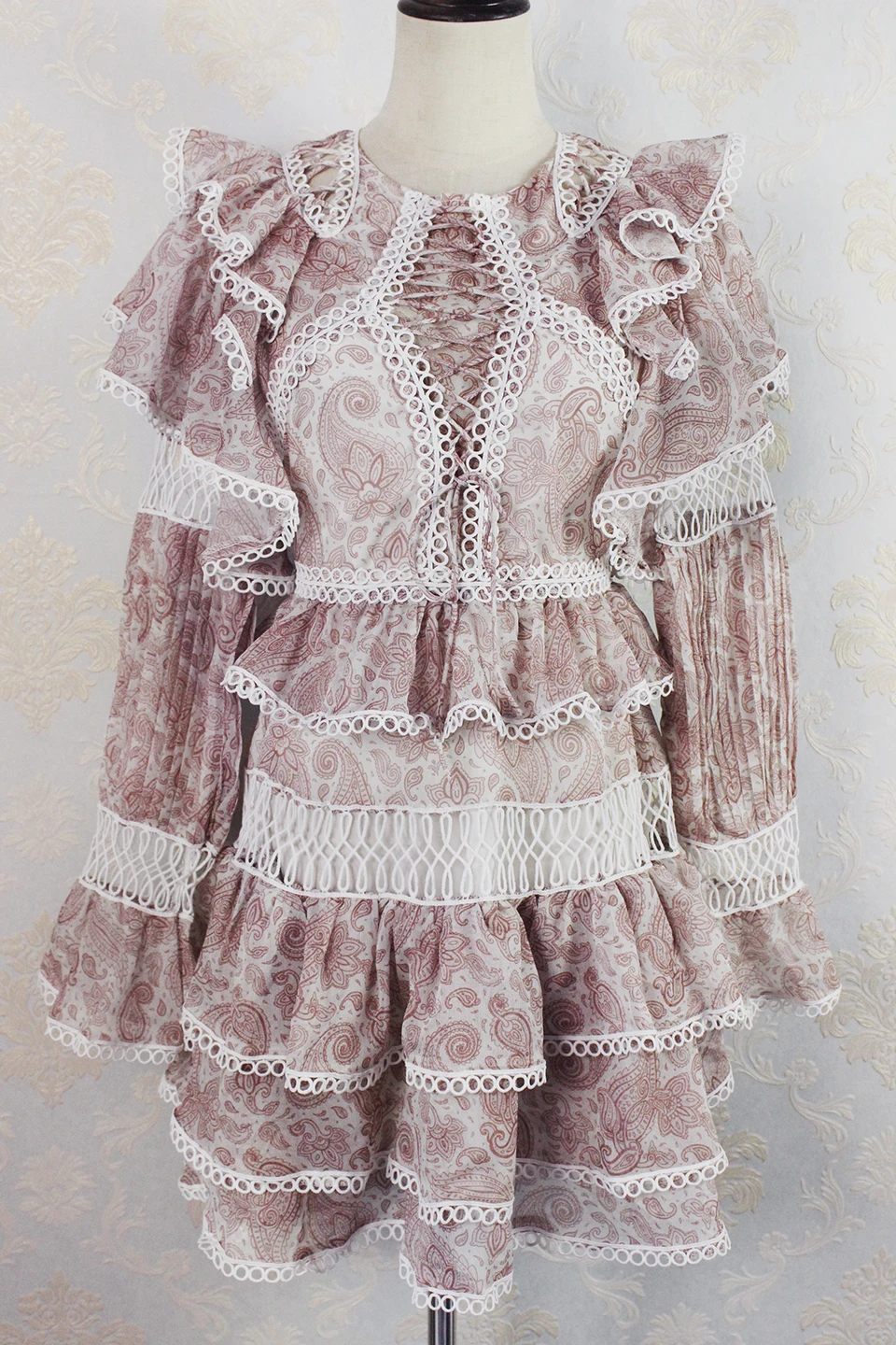 Пляжный патч Вышивка выдалбливают рюшами Boho Европейский Zimm Подиум Дизайнер Высокое качество короткое Кружевное Сексуальное Женское Платье Vestidos