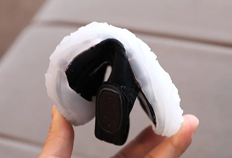 LED босоножки Girls Sandals 2021 New Summer Boys Beach Shoes Children Baby Cruella Non-slip Popular Breathable and Refreshing