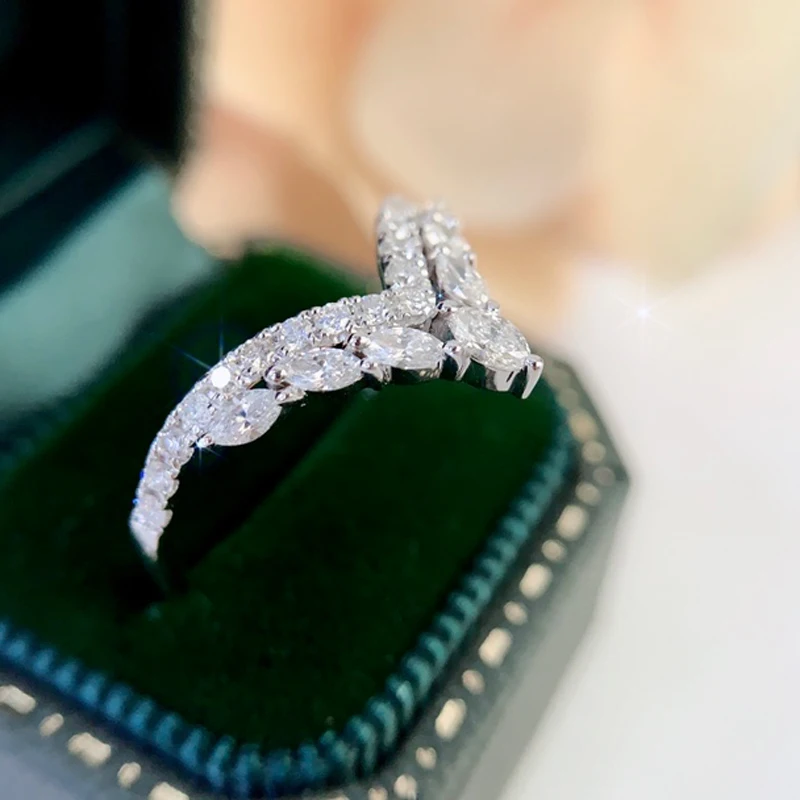 Huitan Fashion Design Women Finger-rings V Shaped Stylish Bridal Wedding Party Ring with Brilliant Crystal CZ New Trendy Jewelry