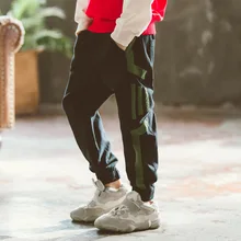 В году, новые осенние стильные штаны для мальчиков большой слюнявчик для мальчика комбинезон повседневные крутые брюки западный стиль Мода Тонкий