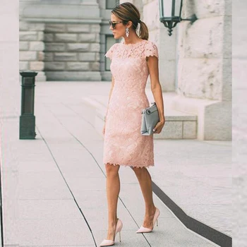 

Delicate Pink Short Lace Mother of the Bride Dresses Jewel Neck with Short Sleeves Sheath Wedding Guest Gowns Knee Length