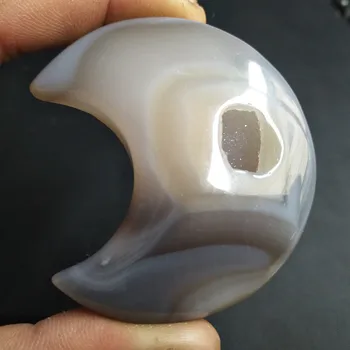 

A Natural stones and crystals cristal tThe shape of the moon agate crystal cluster home decor palm stone very beautifulThe