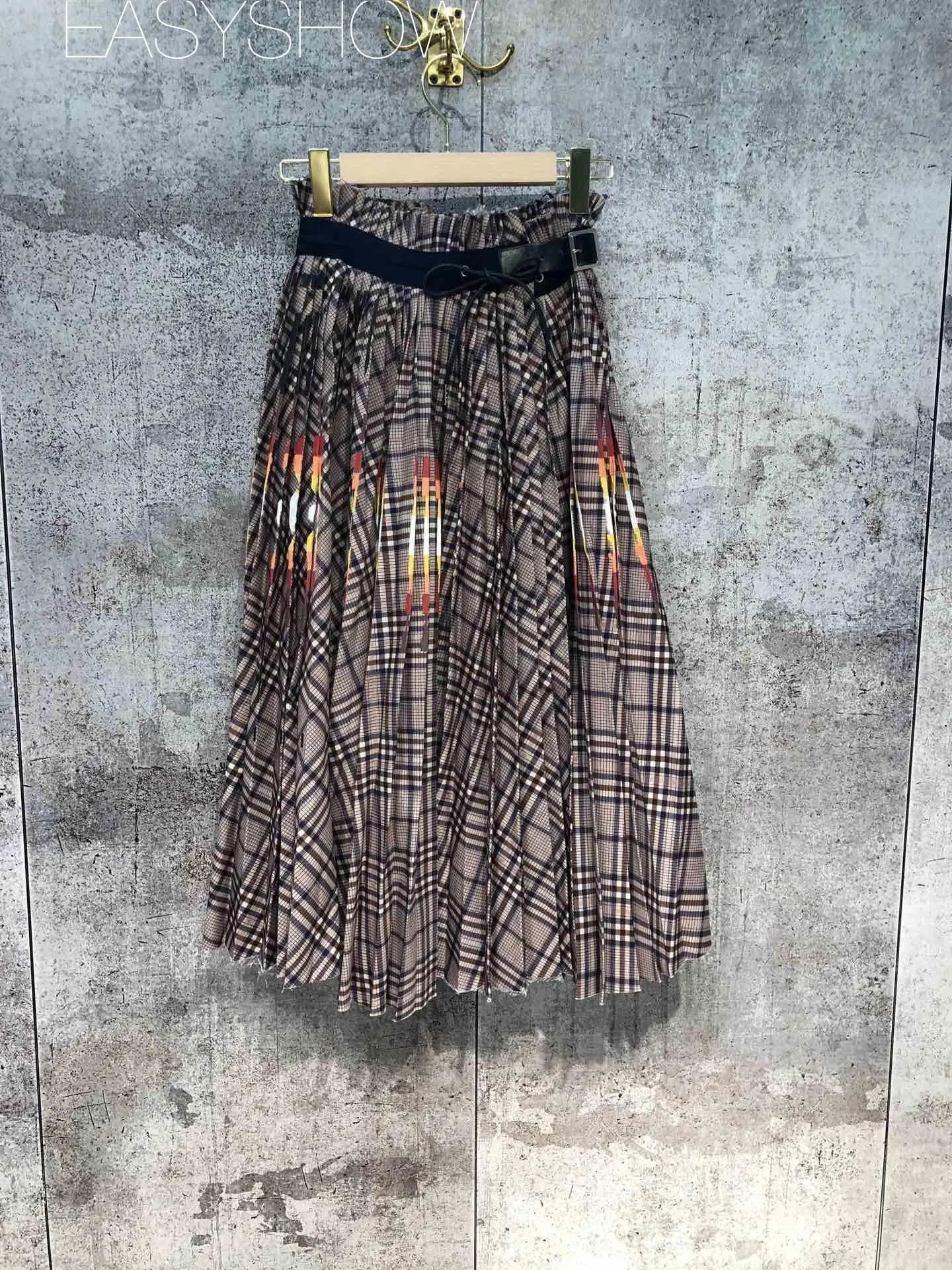 

1050 The High Waist Of The Socialite Makes Her Slim And Contrast With The Long Skirt Of Pleated A-line Plaid