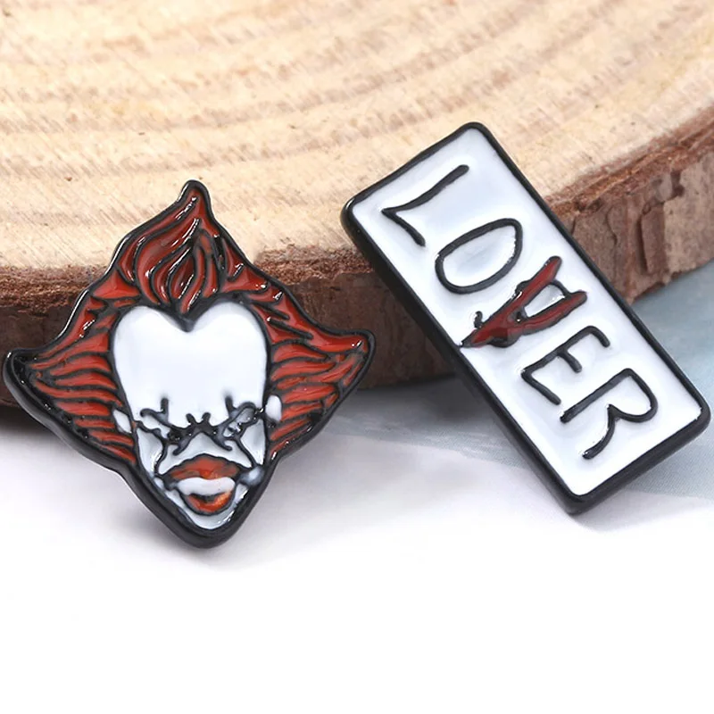 SG фильм ужасов Стивен Кинг это броши булавка Джокер Pennywise фигура значок на лацкане булавки лицо Чаки Косплей Детская сумка ювелирное изделие подарок