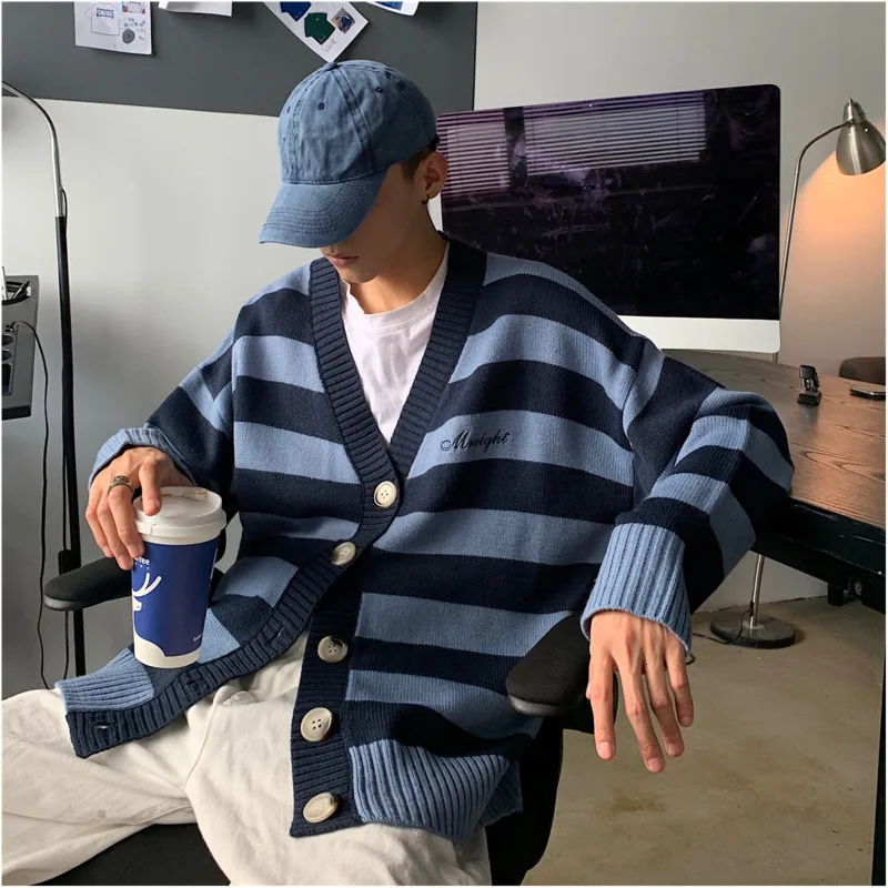 New autumn/winter 2019 slimming stripe color contrast embroidered sweater loose casual round collar fashion youth men's wear