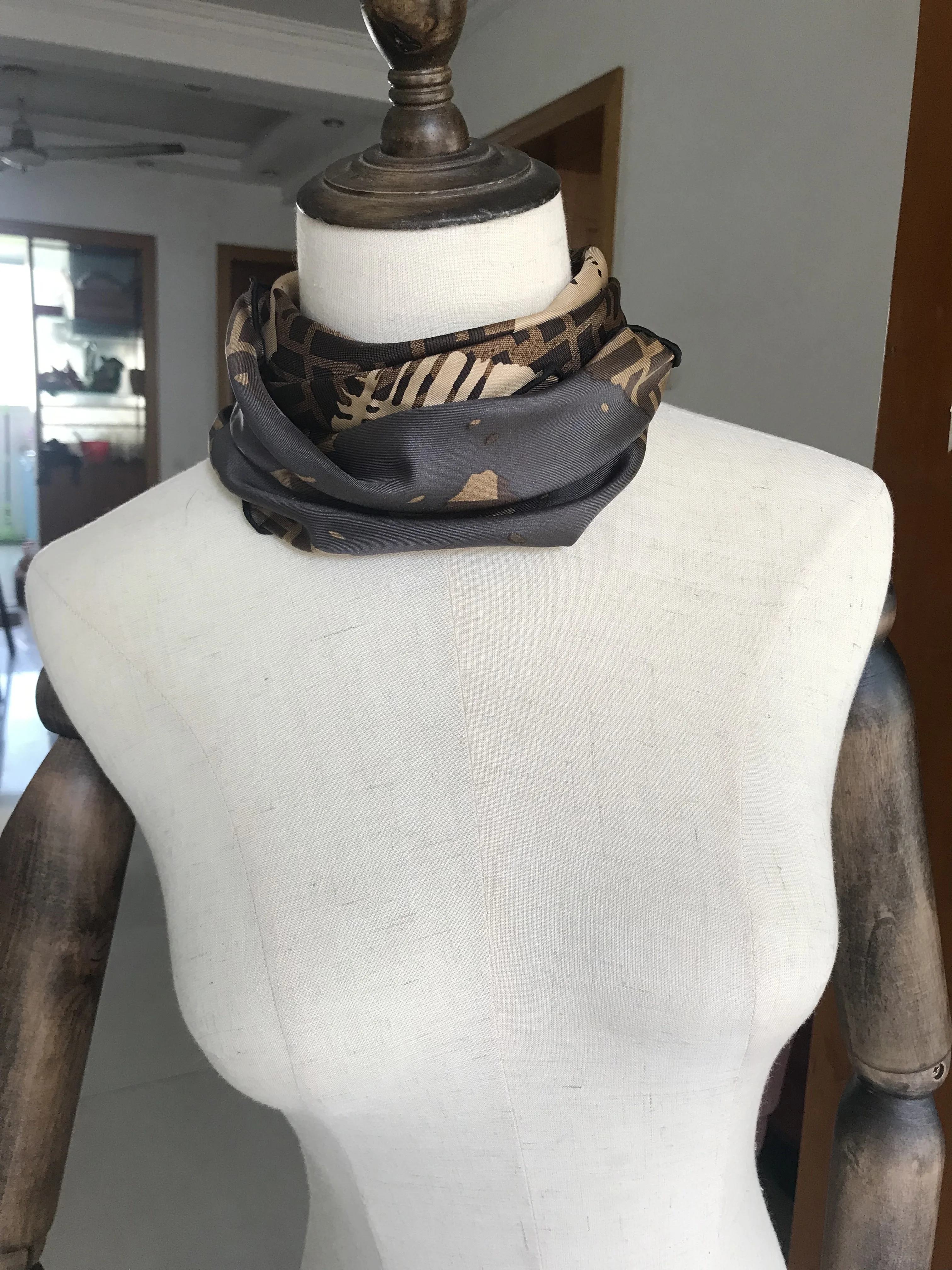 

2019 new arrival spring autumn classic 100% pure silk scarf twill hand made roll 90*90 cm shawl wrap for women lady