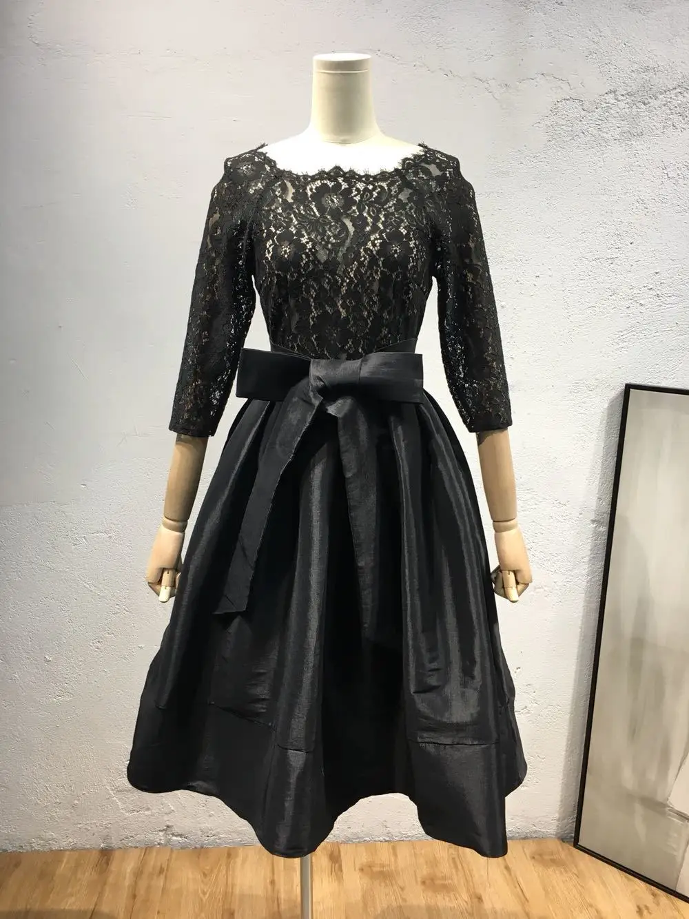 BacklakeGirls однотонные Цвет Разделение совместных атласное коктейльное платье элегантное платье по колено с бантом с завязкой на талии кружевные вечерние платья Robe De Soiree Courte