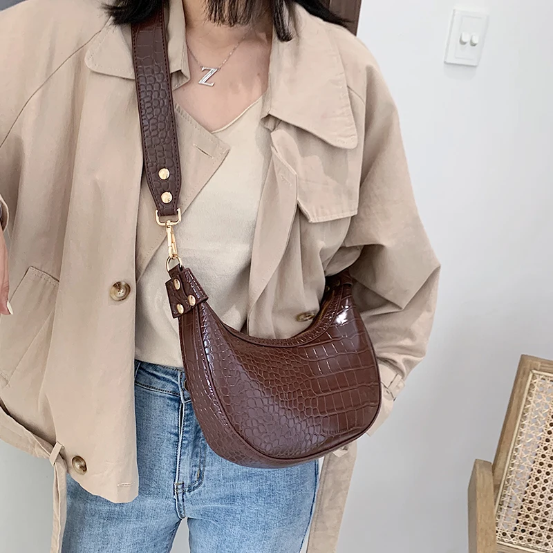 Retro Crocodile Saddle Bags for Women Wide Shoulder Strap Crossbody Bag for Women Shoulder Bag PU Leather Handbag Lady Handbags