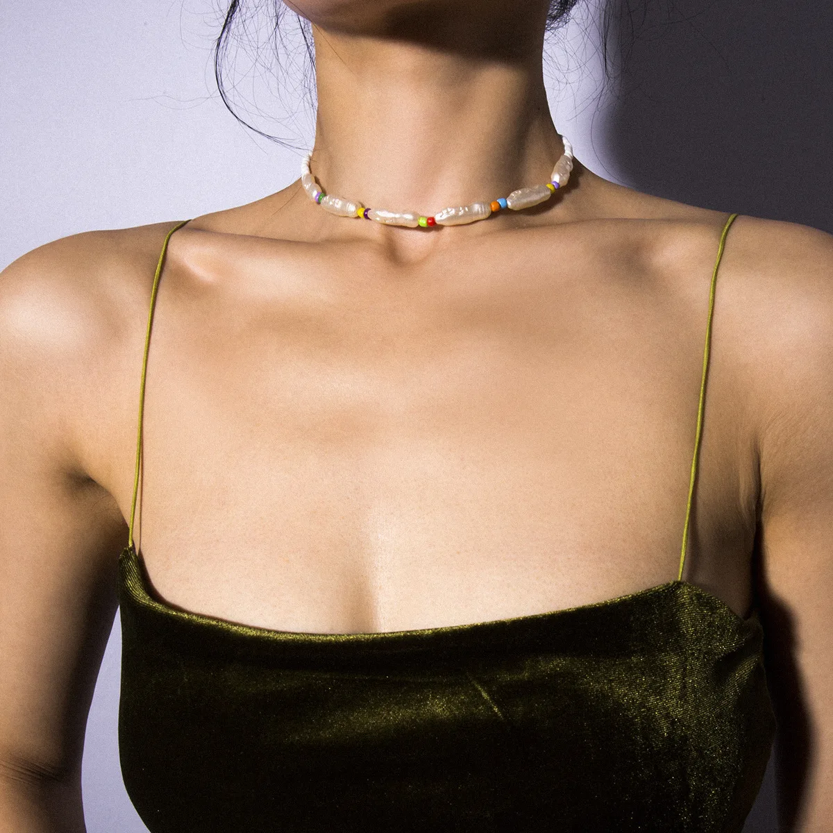 Женское колье чокер ручной работы асимметричное короткое ожерелье с белым