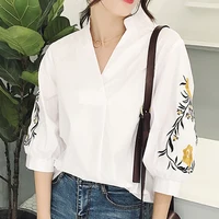 Blouses et chemises blanches décontractées à rayures et broderies florales pour femmes, hauts amples à manches trois quarts, col en V tendance 3