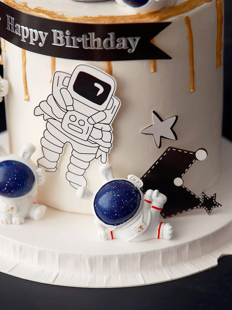 月の星をモチーフにした宇宙飛行士のバースデーケーキ,宇宙をテーマに