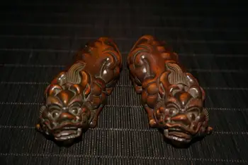 

A pair of ornaments decorated with solid wood carvings of boxwood