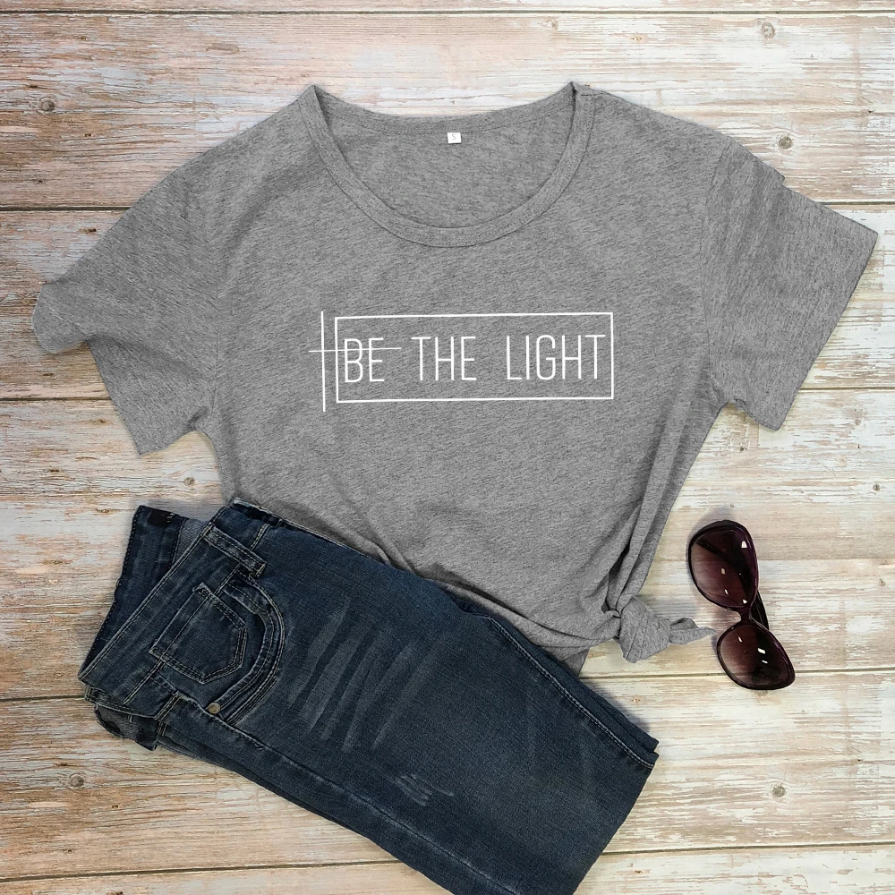 Быть светильник футболки Для женщин католический Графический христианской церкви Футболки-топы Новая Мода Религиозные вдохновляющие греческие футболка "Вера"