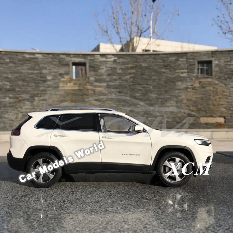 Литая модель автомобиля для нового Cherokee 1:18(белый)+ маленький подарок