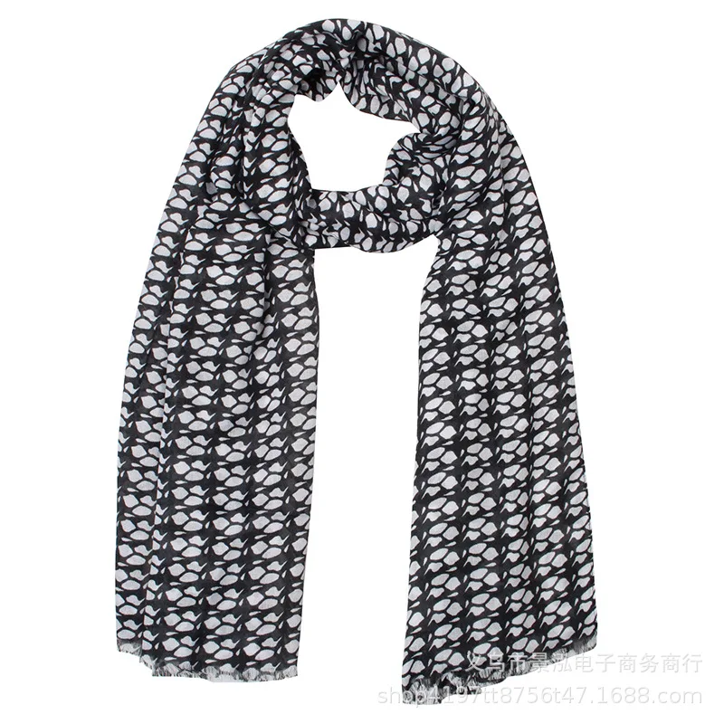 

Floral Print Plaid Good TR Fabric on Both Sides of Pull Shall on Both Sides of Covered Edge Europe And America Temperment Scarf