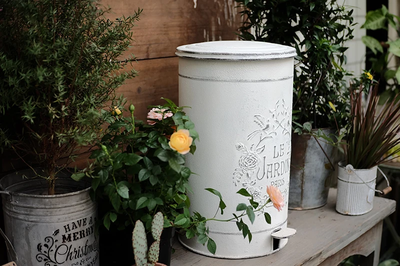 

Retro Wrought Iron Trash Can Pedal Type with Lid Garden Villa Trash Can Waste Paper Basket Home Decoration Ornaments White/green