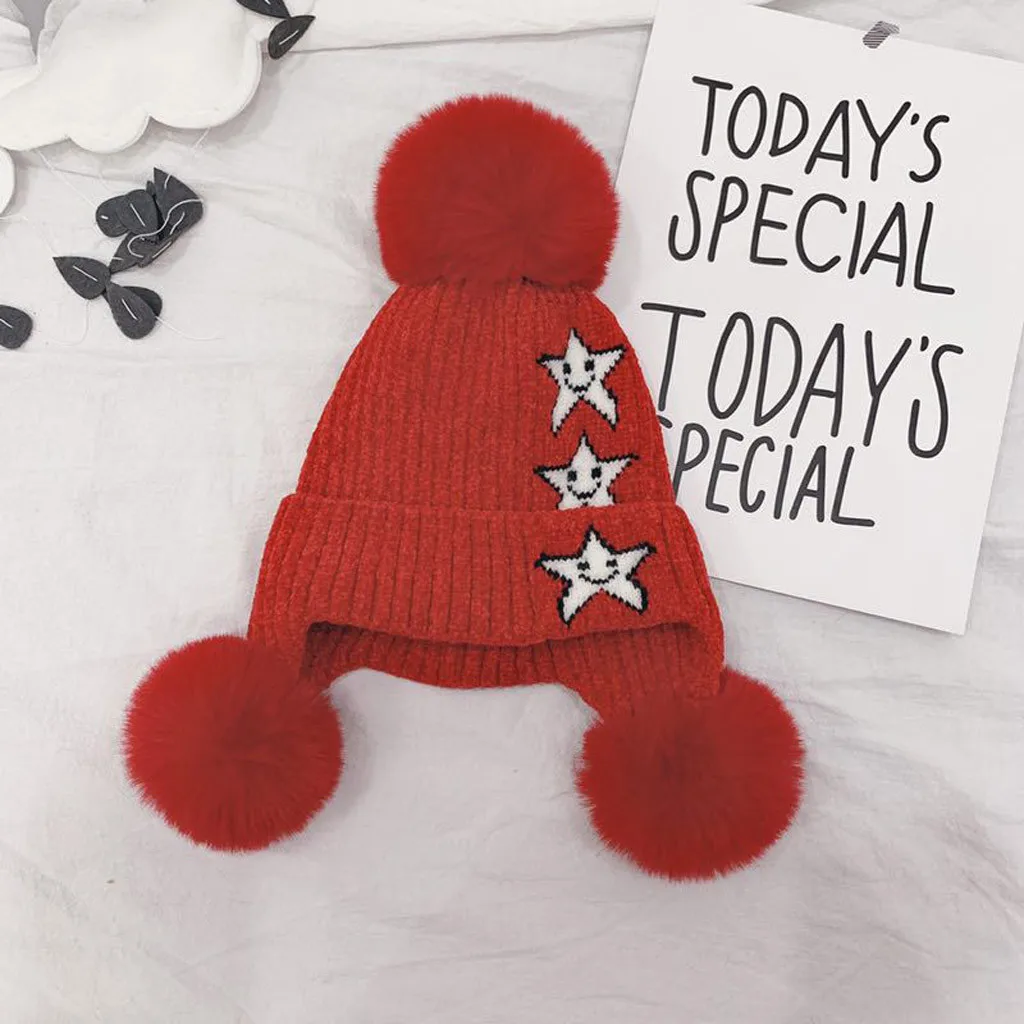 Теплая вязаная шапка-ушанка с помпоном для новорожденных мальчиков и девочек со звездным принтом; детская зимняя шапка; аксессуары; шапка для детей - Цвет: Red